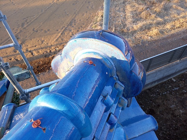 冠瓦設置　銅線螺旋縛り